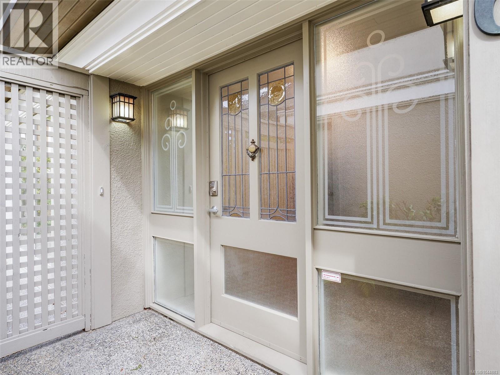 #6 735 Moss St - 4