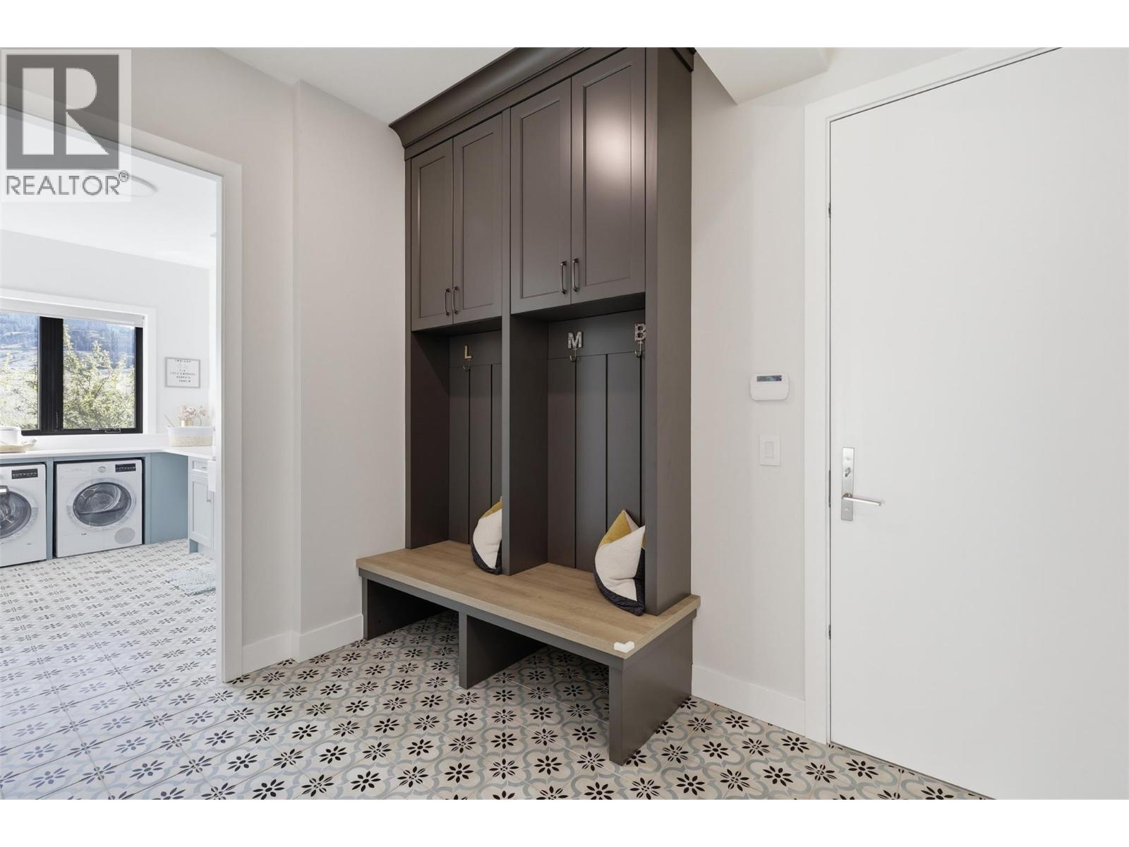 316 HOLLOWAY Drive - 35