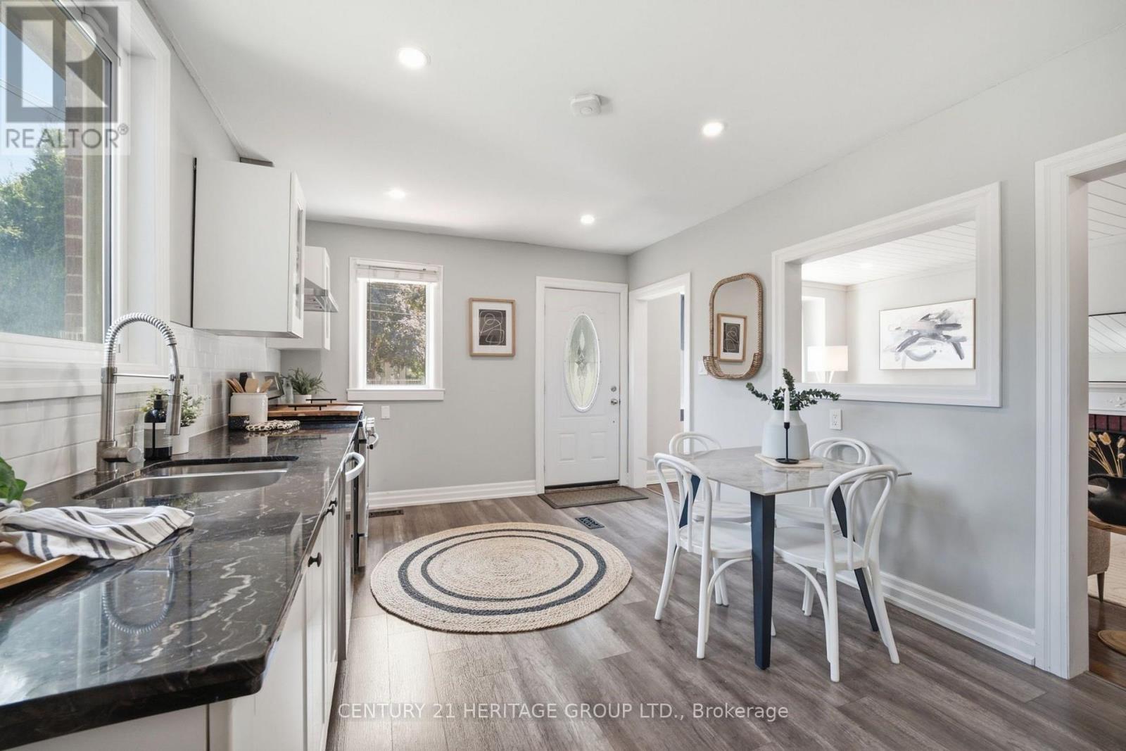47 BRUCEDALE AVENUE E - 16