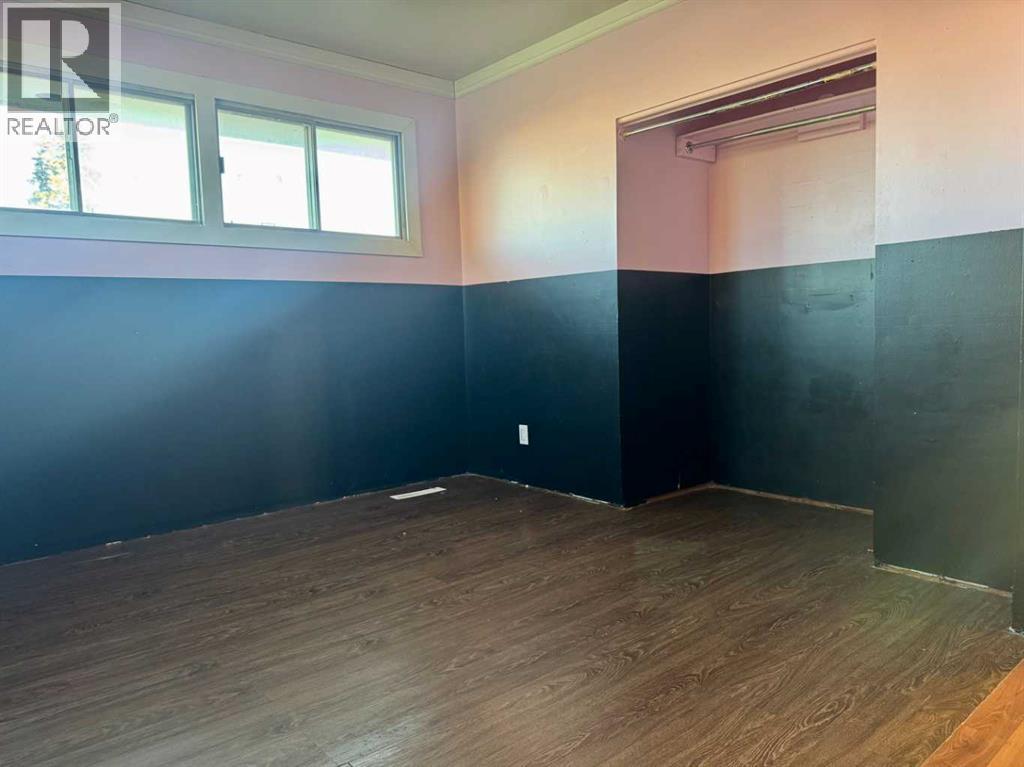 5004 35 Avenue - 11