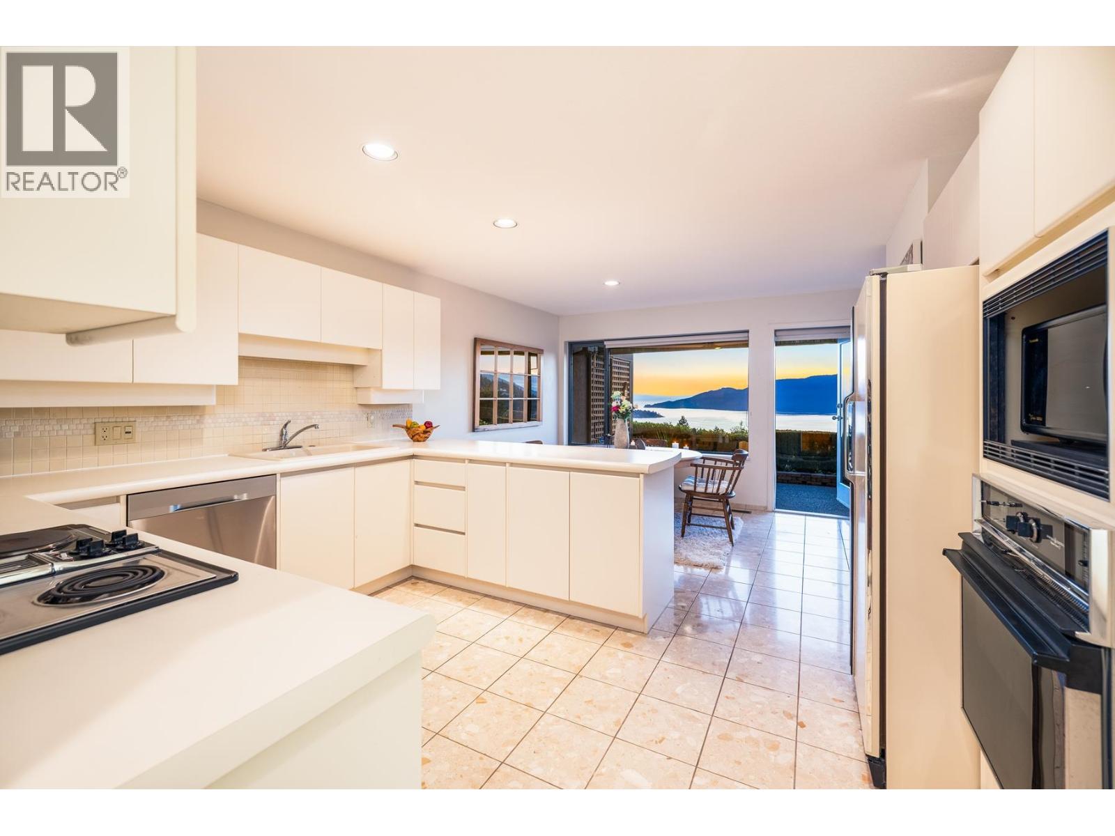 5360 MEADFEILD ROAD, West Vancouver