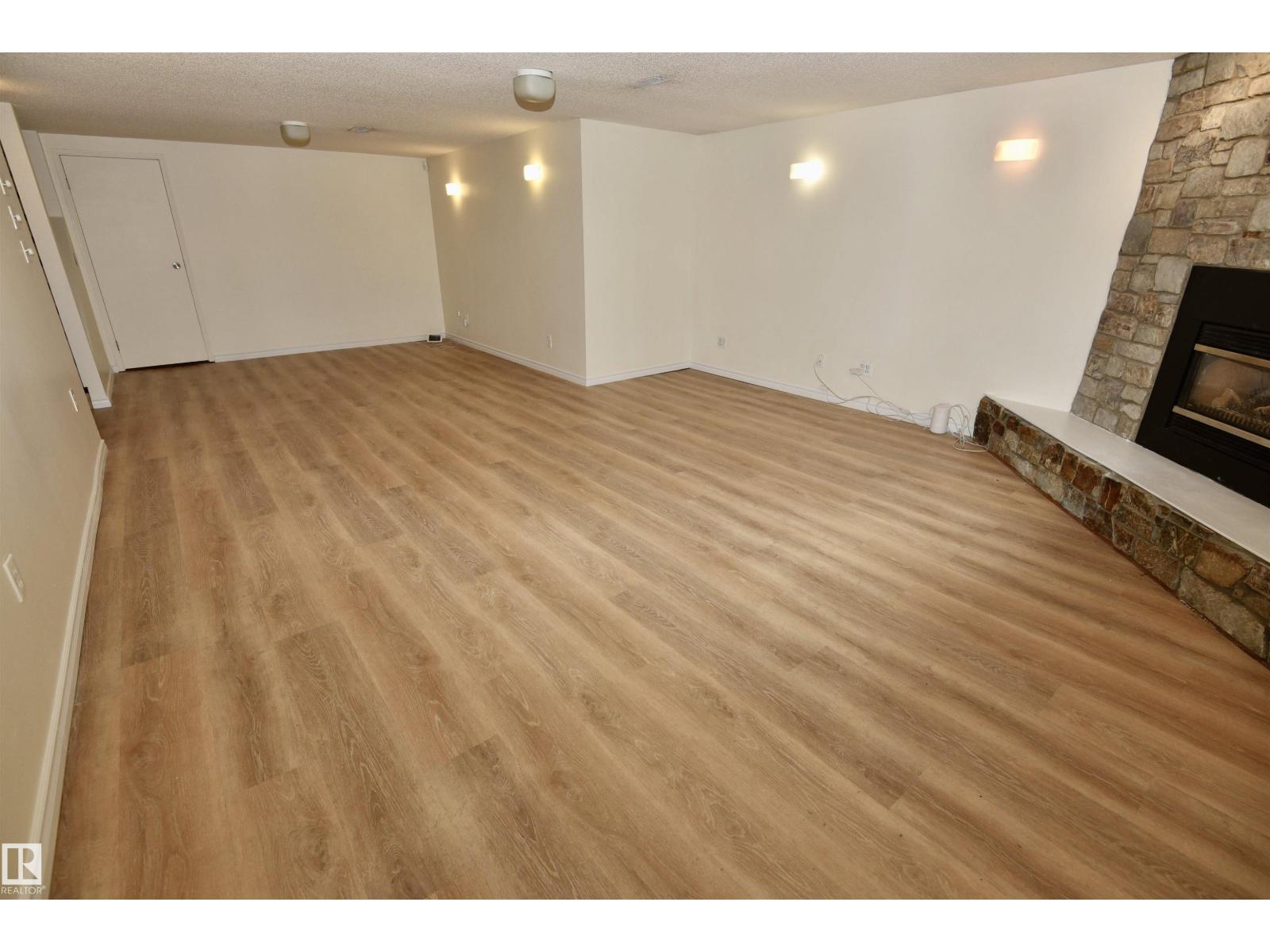 7923 94 AV NW - 13