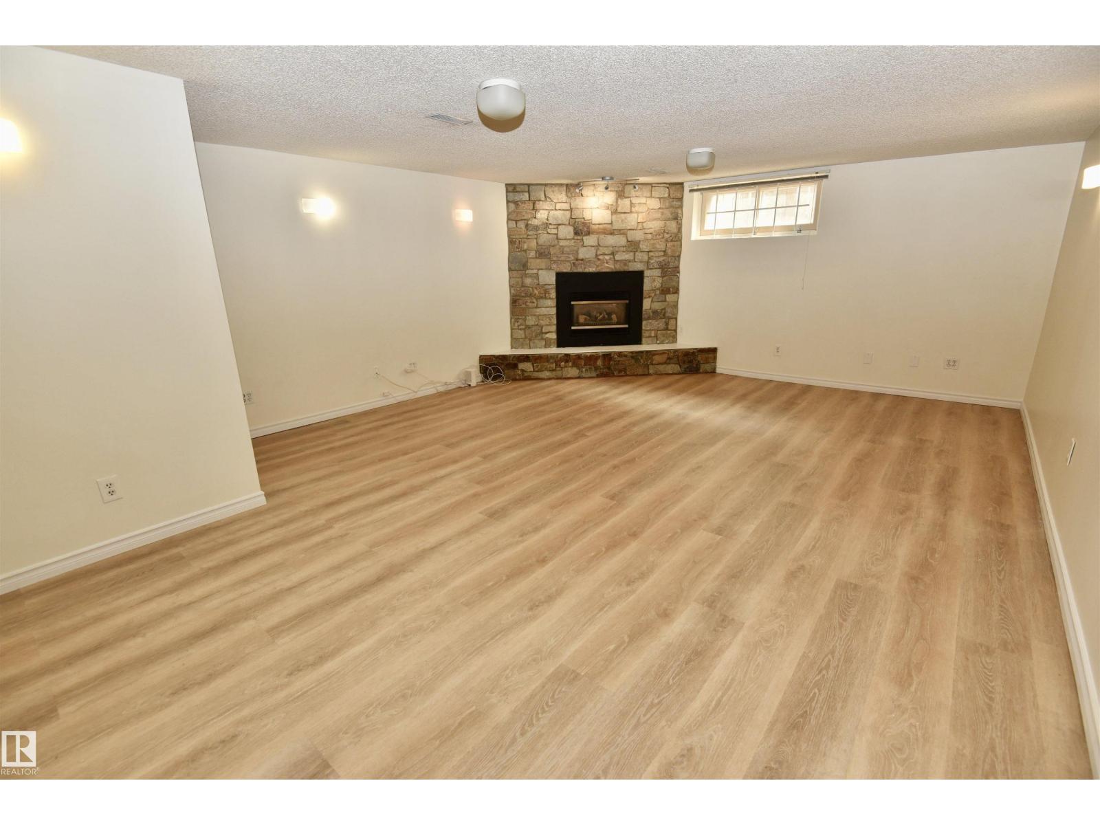 7923 94 AV NW - 11