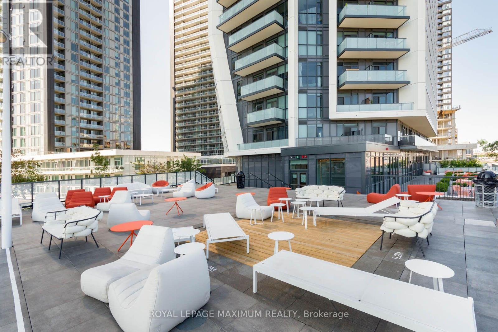 #3307 50 ORDNANCE STREET - 33