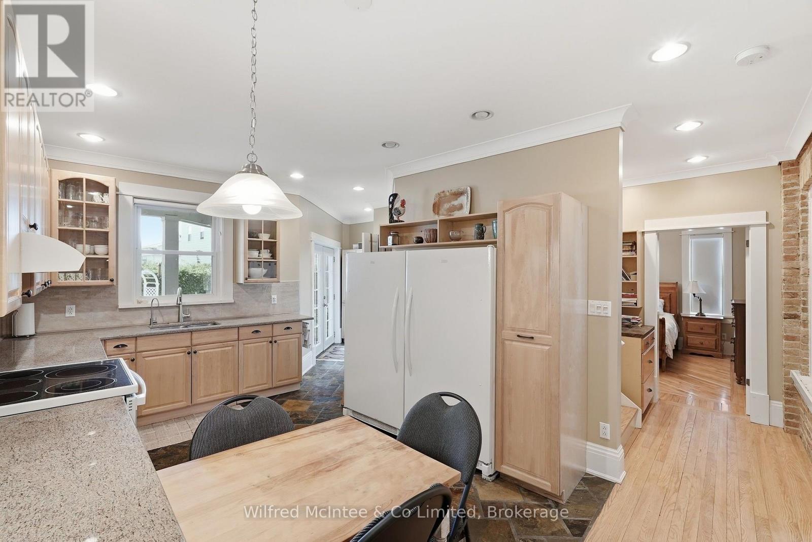 591 ELGIN STREET - 19