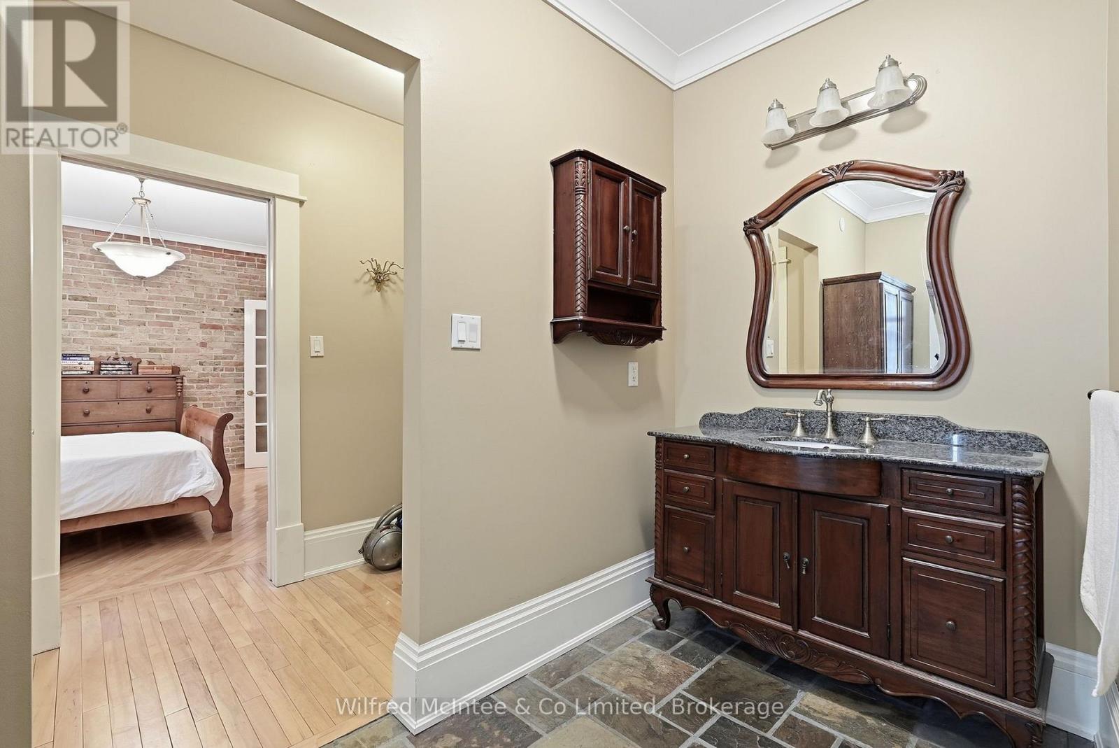 591 ELGIN STREET - 25