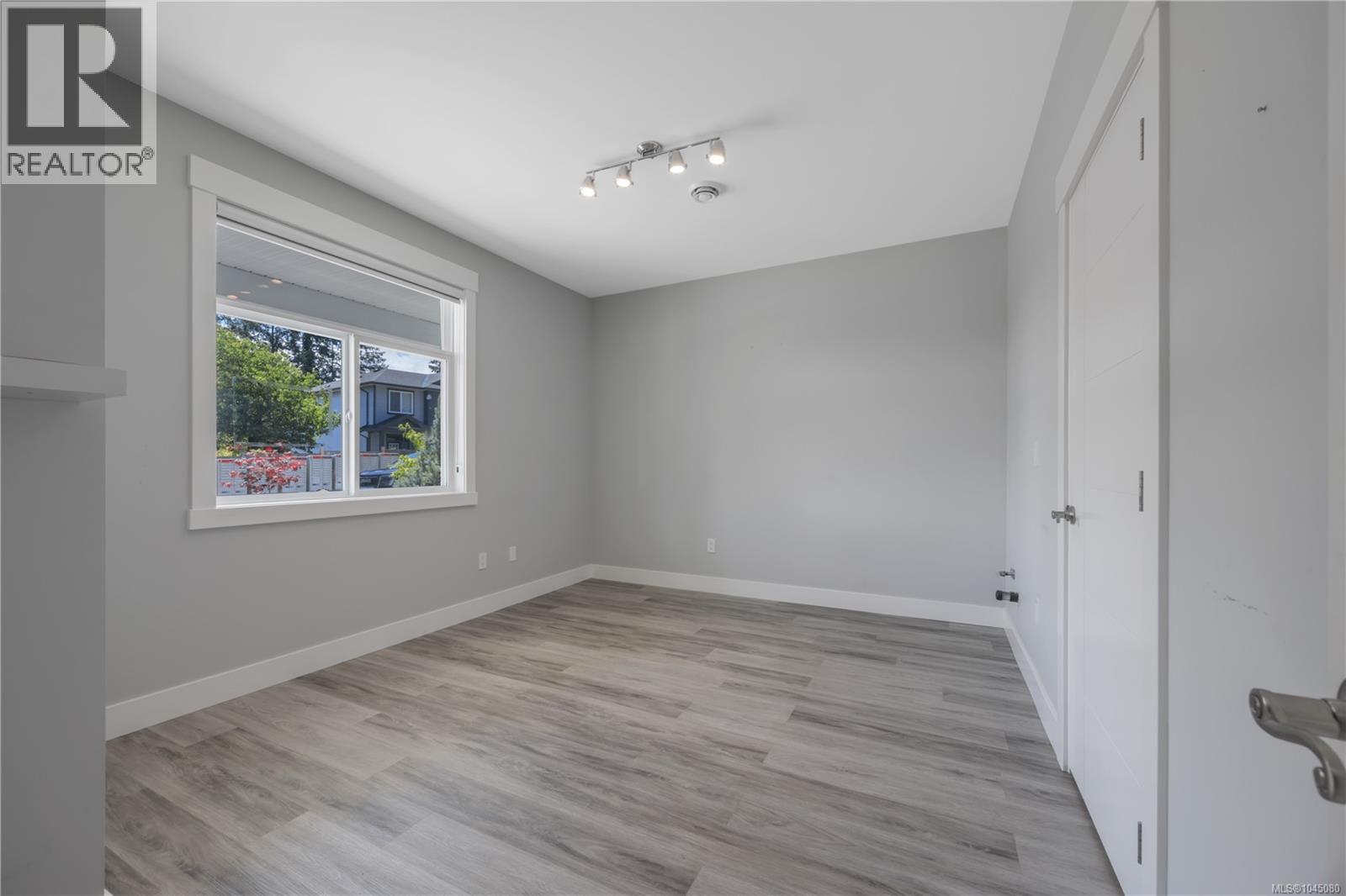 267 Golden Oaks Cres - Image 8