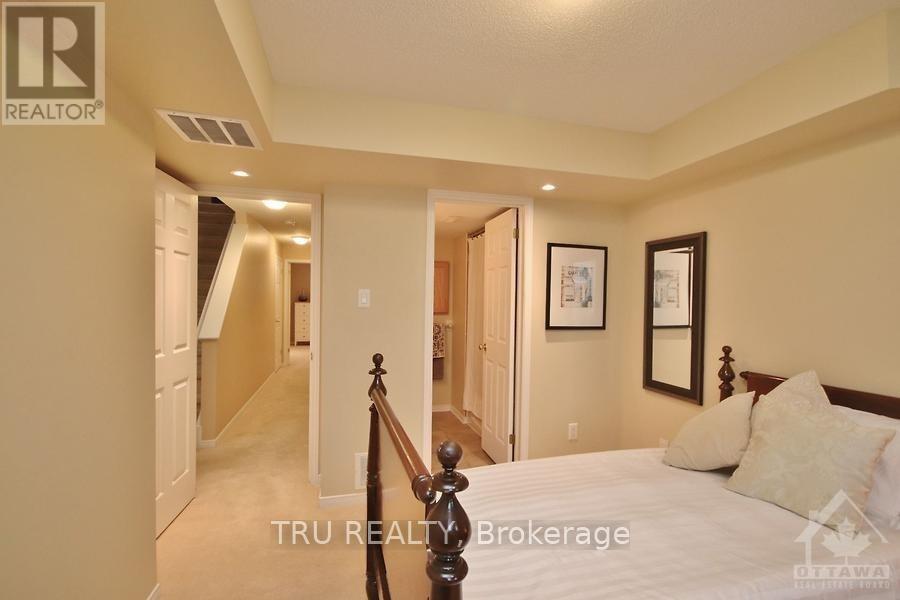 835 LONGFIELDS DRIVE - 21