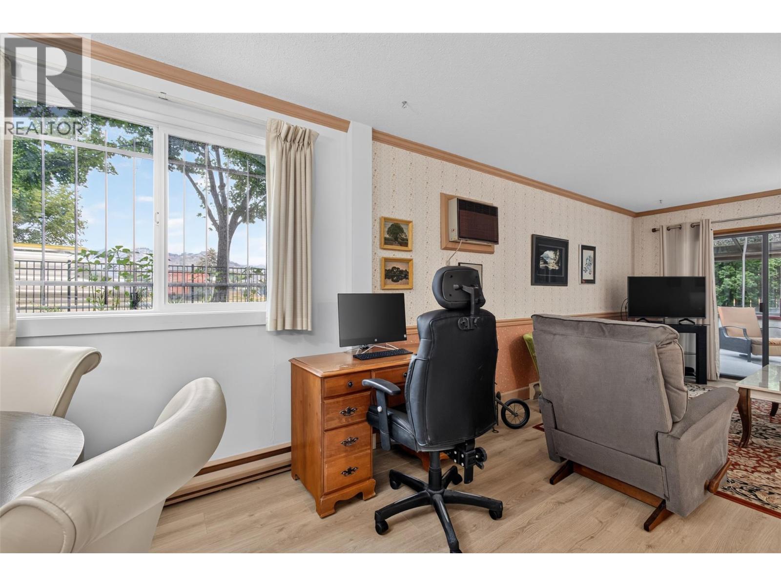 102 1229 Bernard Avenue, Kelowna