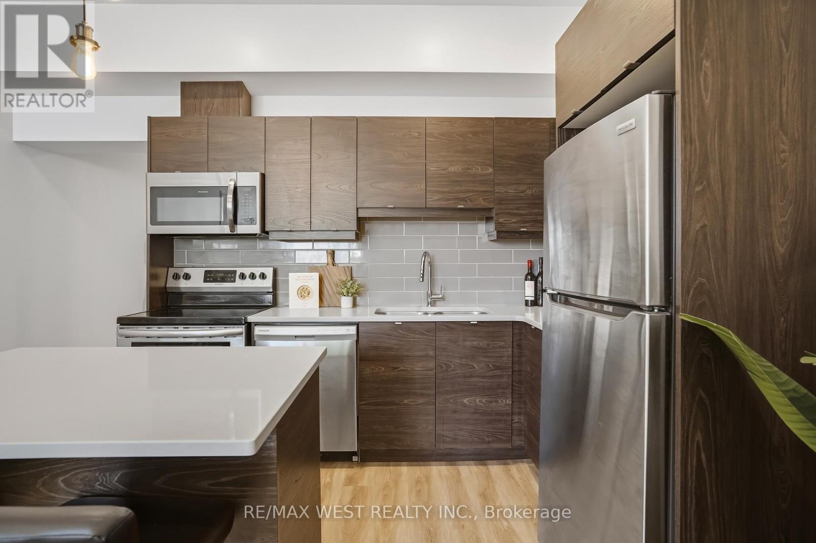 #2 405 MERRITT STREET - 6