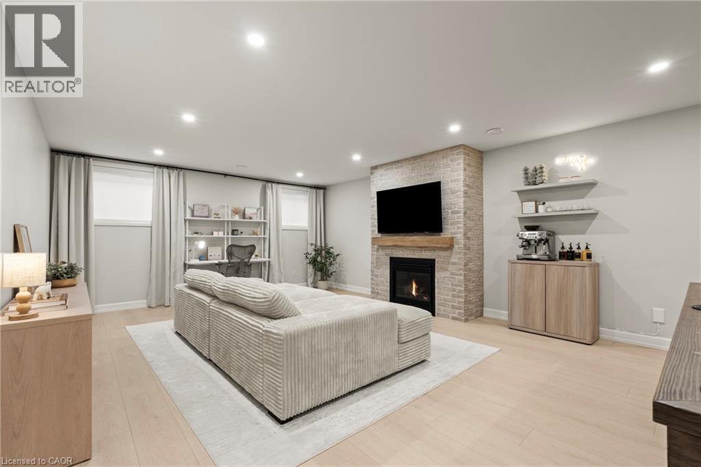 27 MAPLE LEAF Avenue S - 26