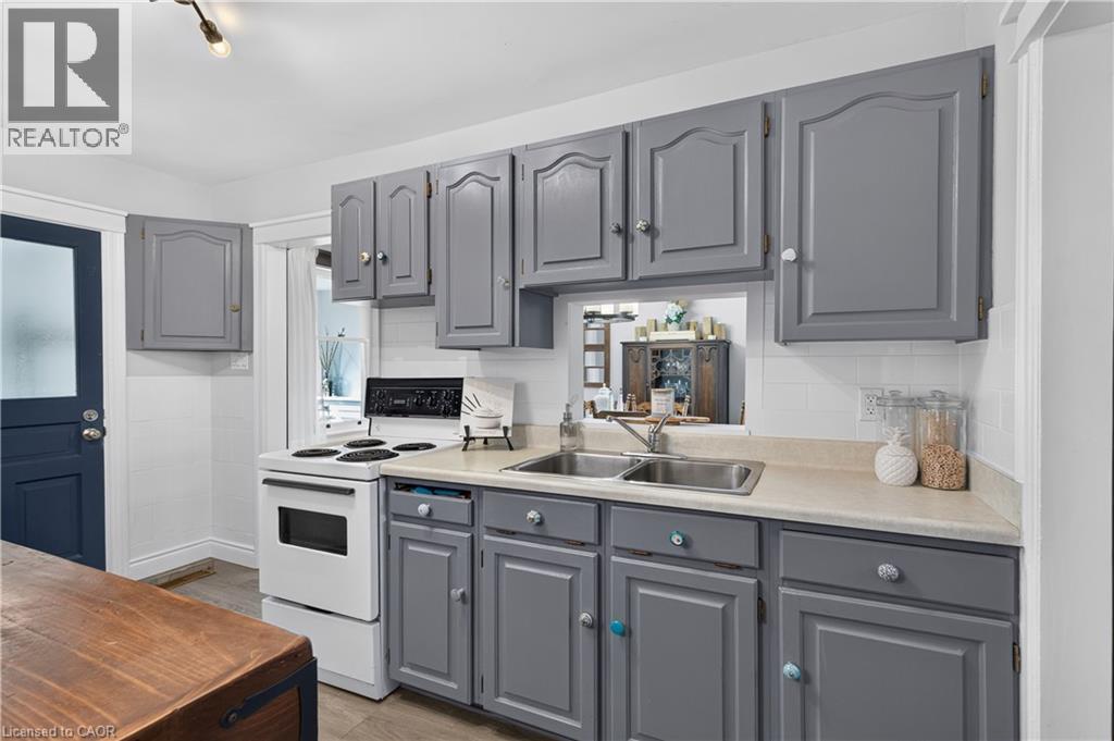 147 MELROSE Avenue N - Image 9