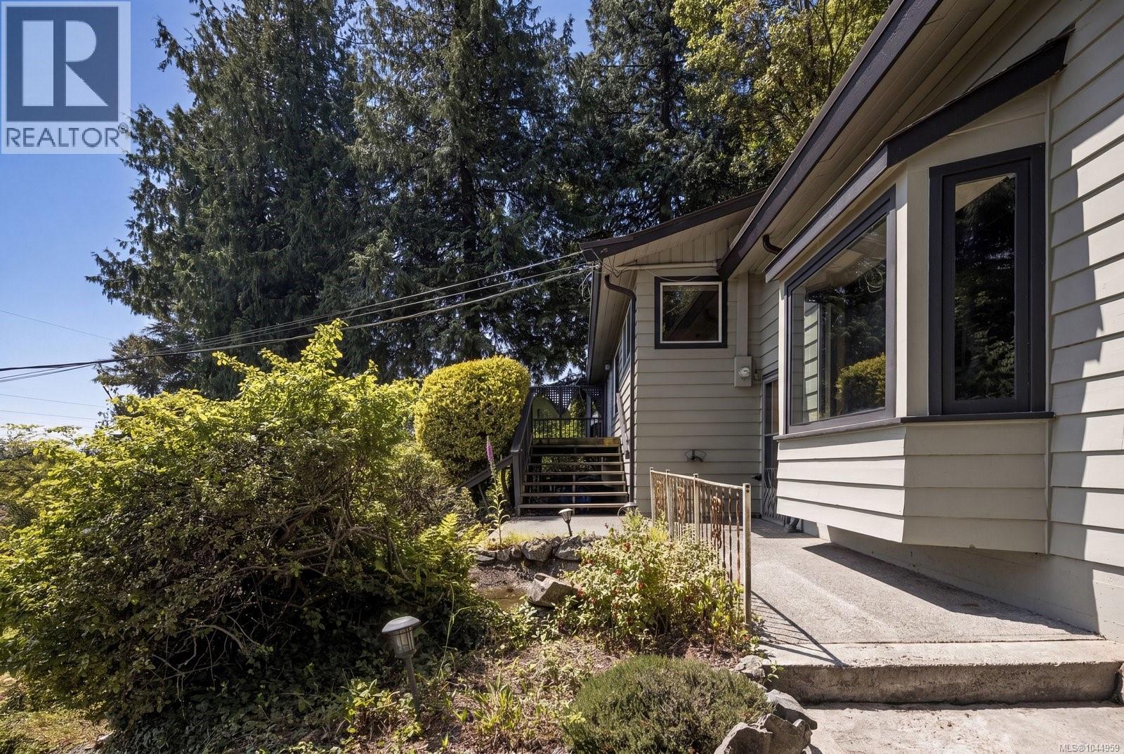 4950 Lochside Dr - Image 6