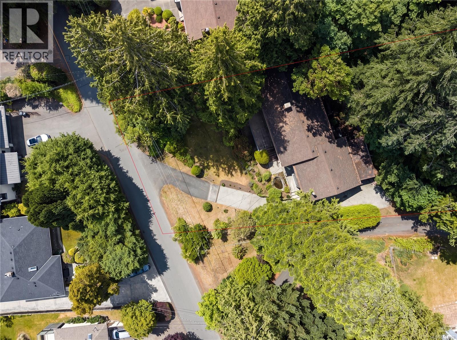 4950 Lochside Dr - Image 10