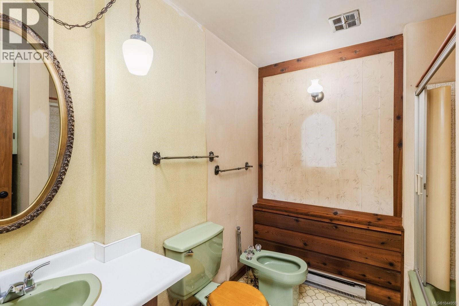 4950 Lochside Dr - Image 33