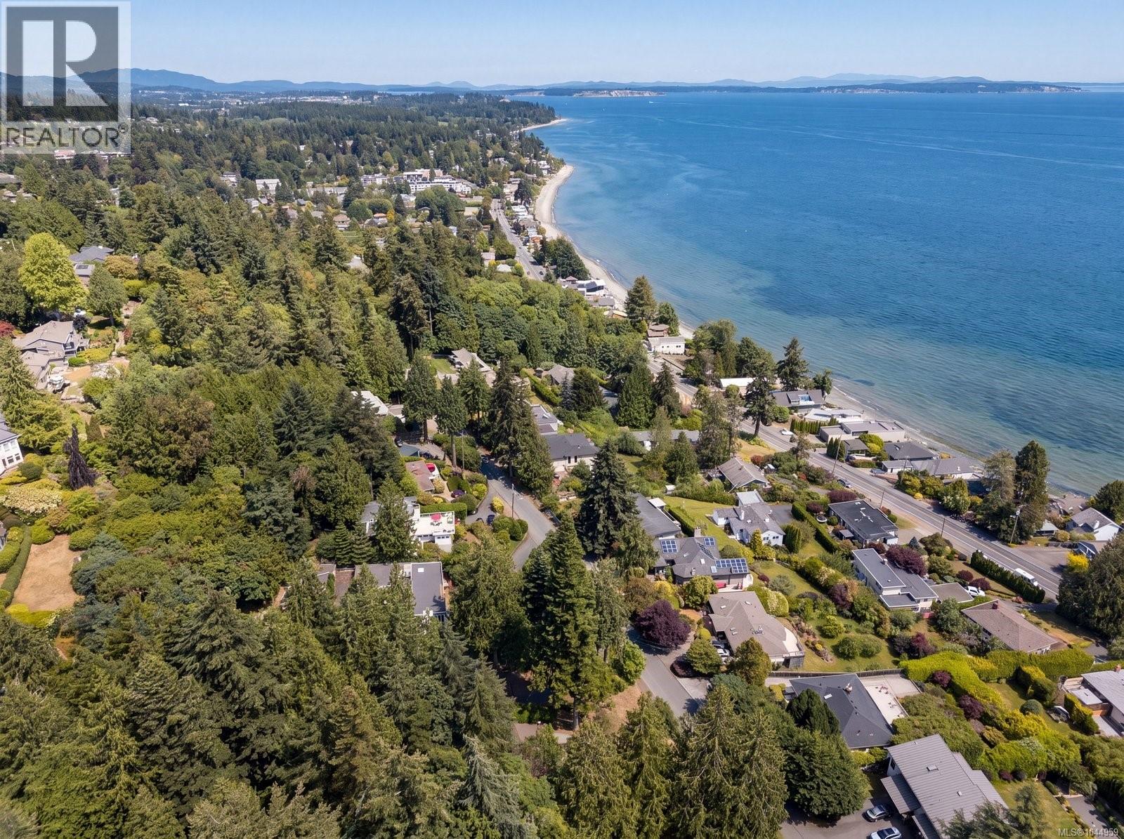 4950 Lochside Dr - Image 12