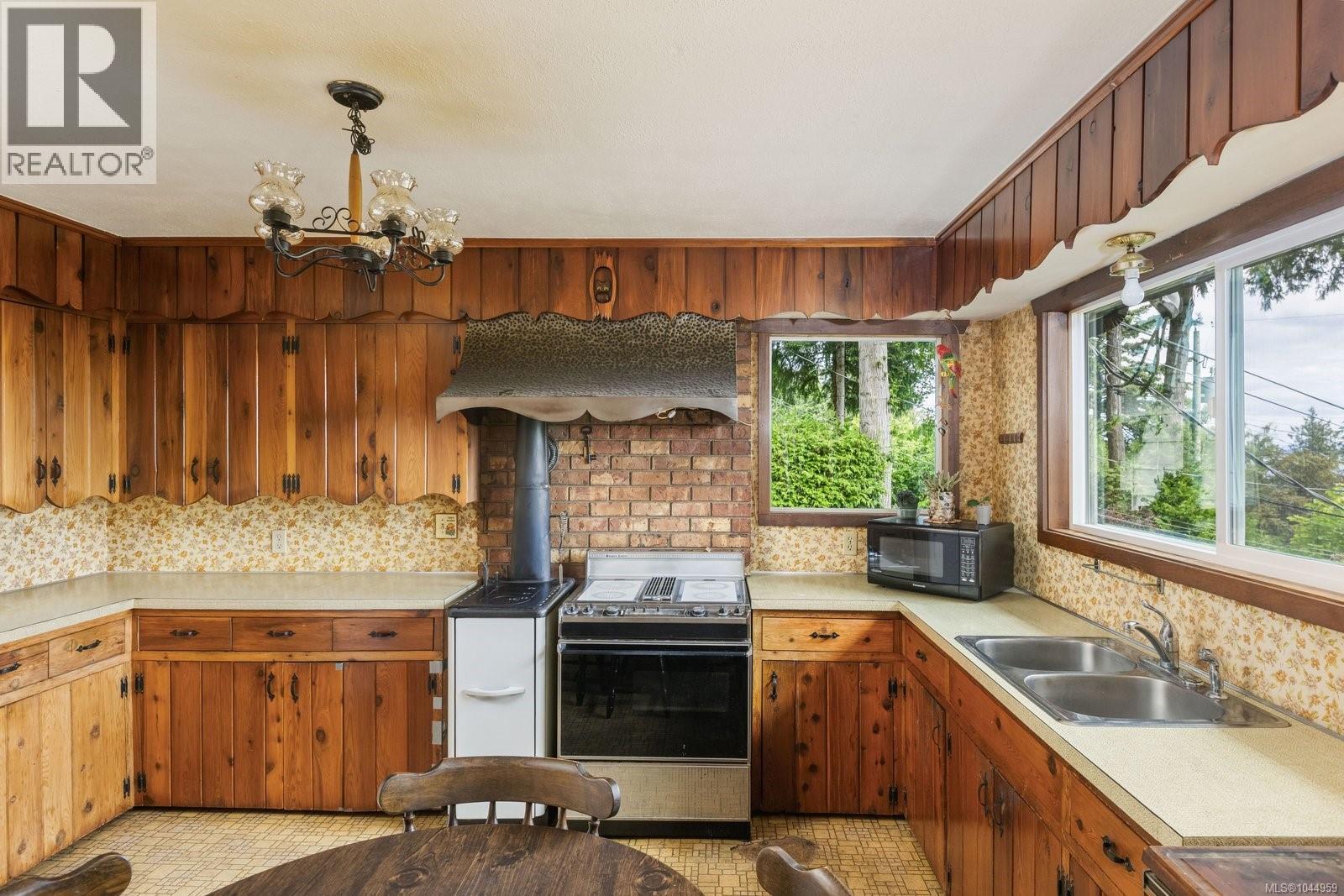 4950 Lochside Dr - Image 23