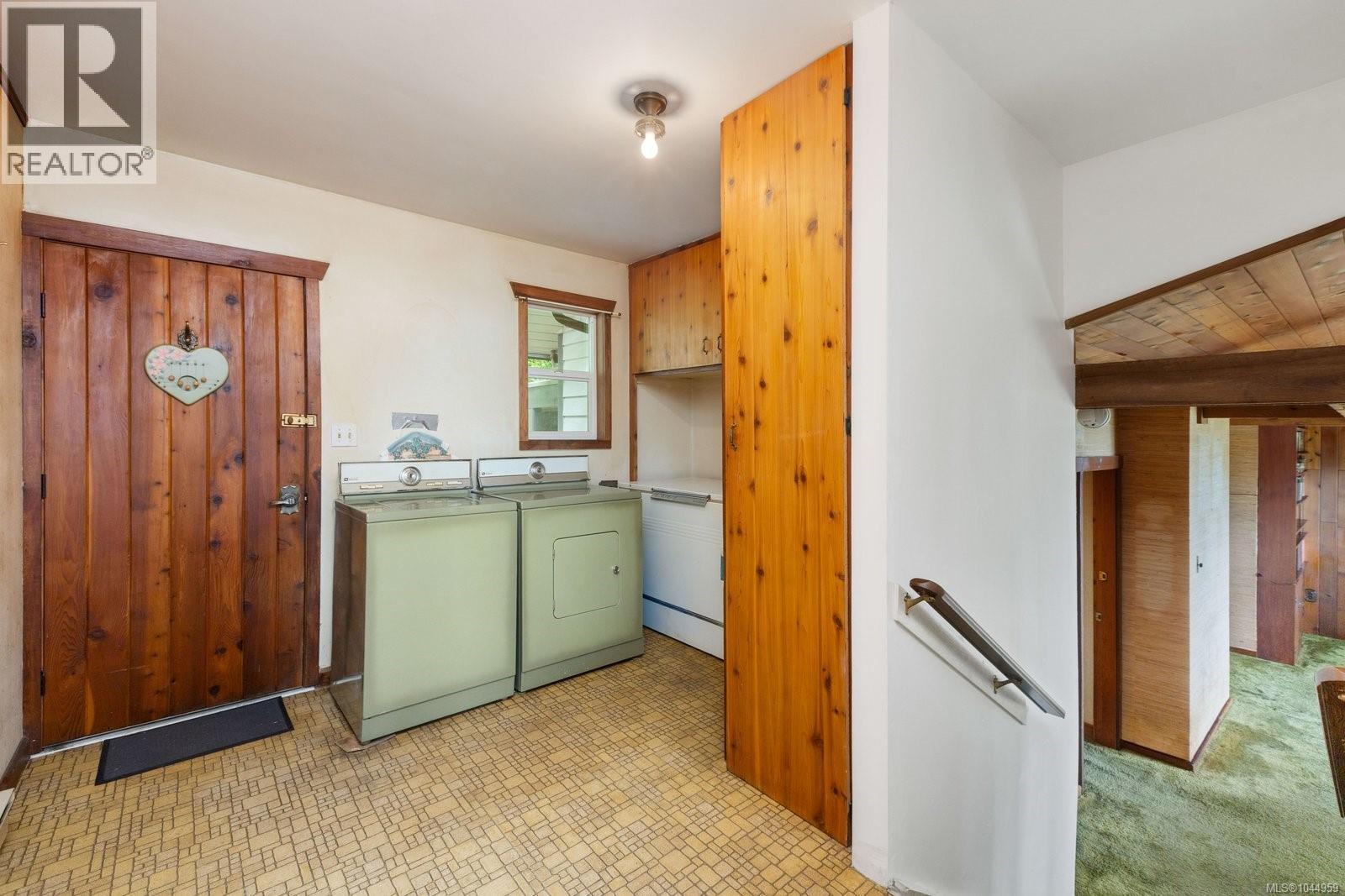 4950 Lochside Dr - 36