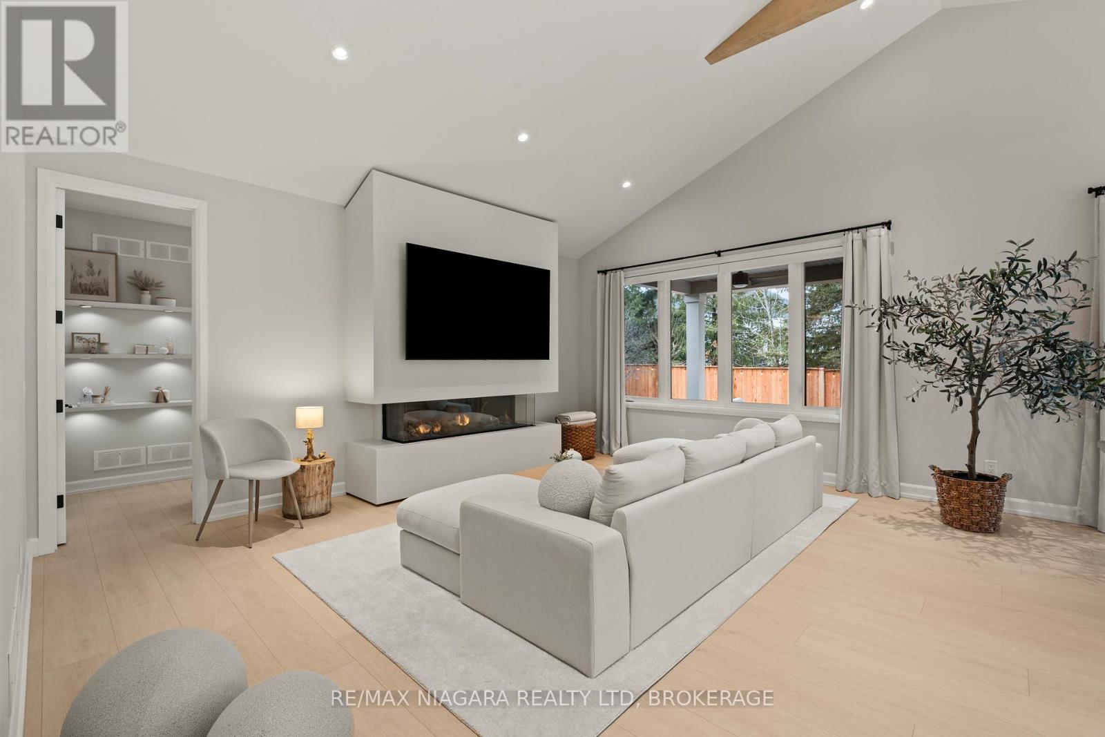27 MAPLE LEAF AVENUE S - 4