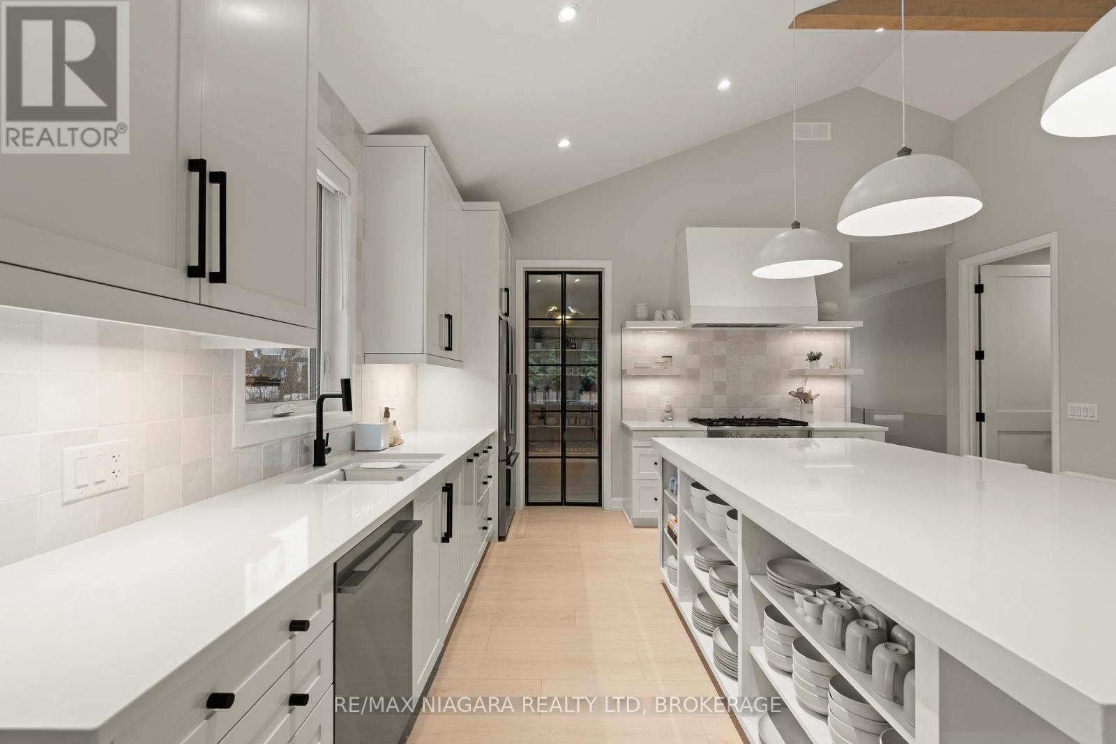 27 MAPLE LEAF AVENUE S - 6