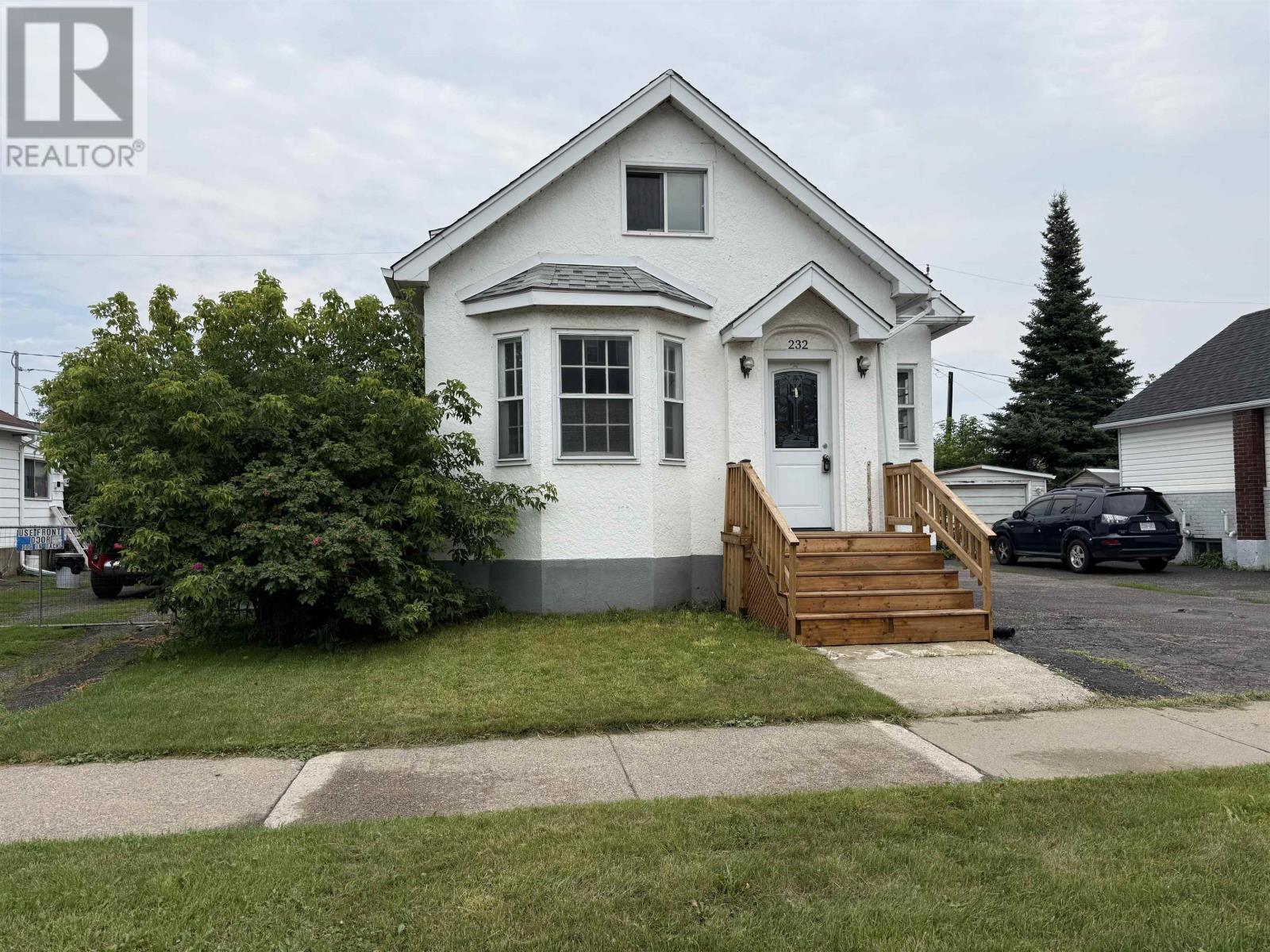 232 McKellar ST S
