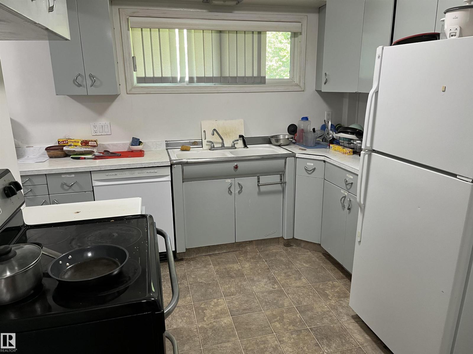 12011 87 AV NW - 16