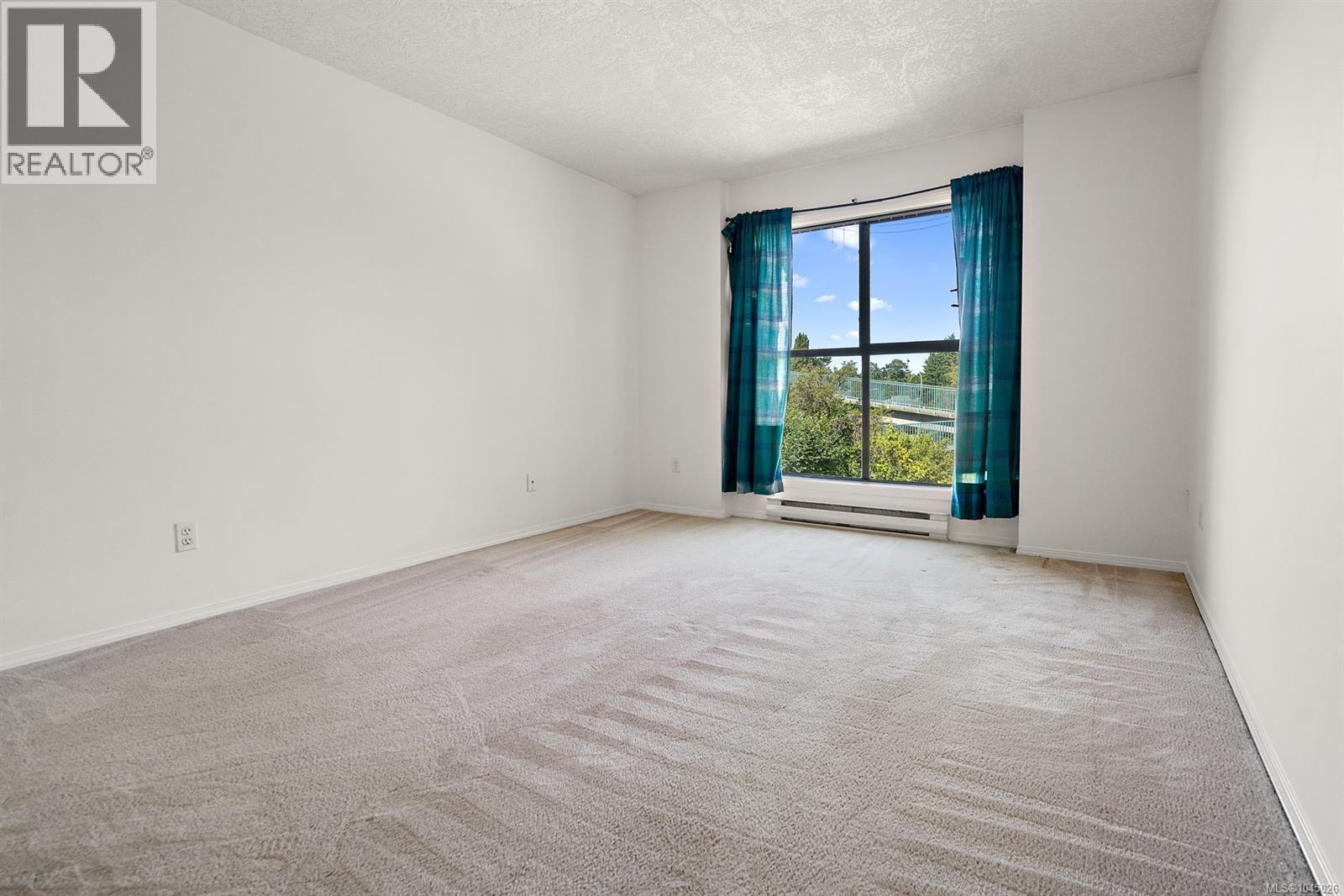 6 1404 McKenzie Avenue, Saanich