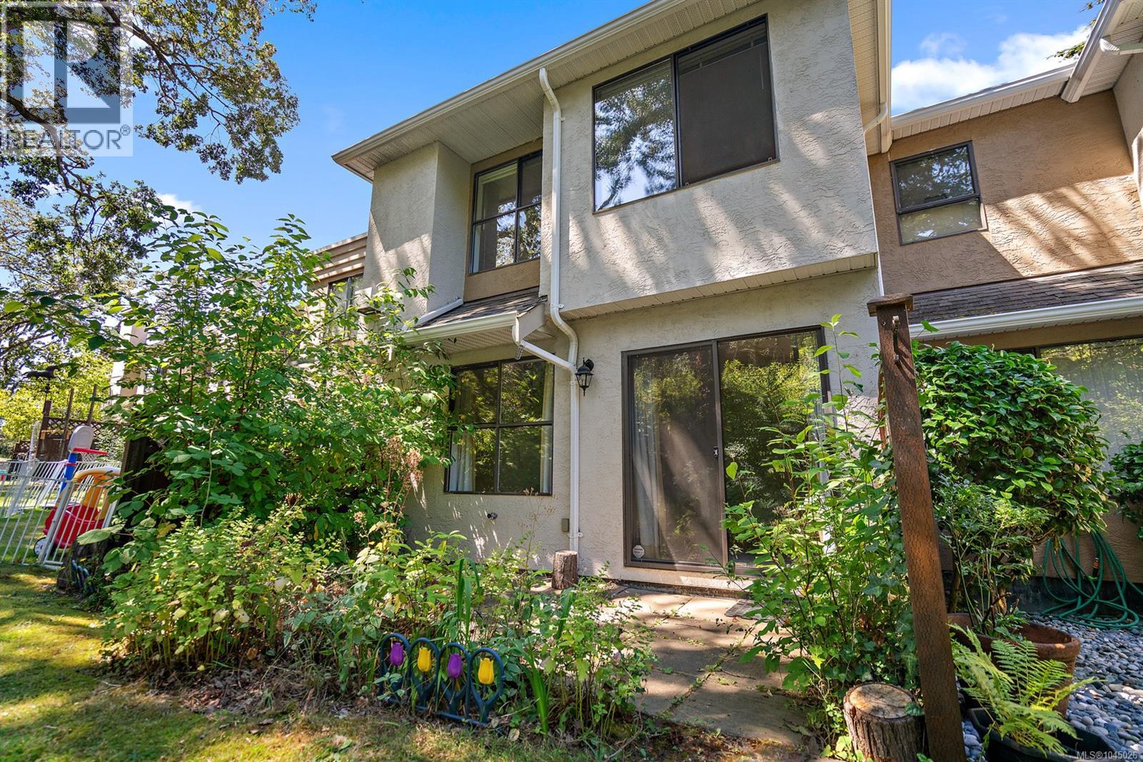 6 1404 McKenzie Avenue, Saanich