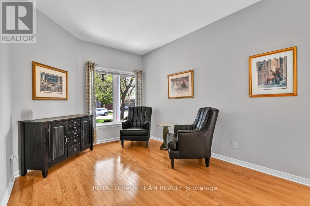 Relaxing Living room with impecable hardwood floor