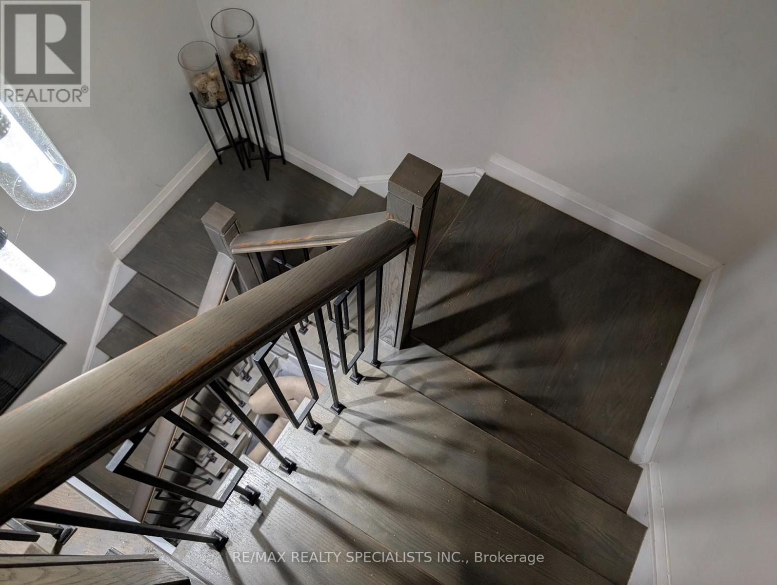 20 THORP CRESCENT - 23