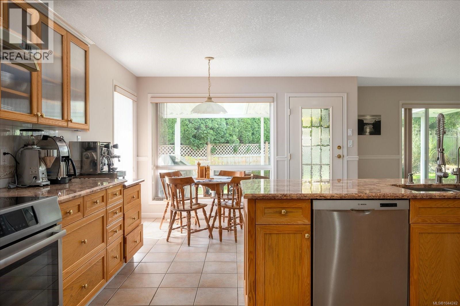 828 Devon Pl, Qualicum Beach