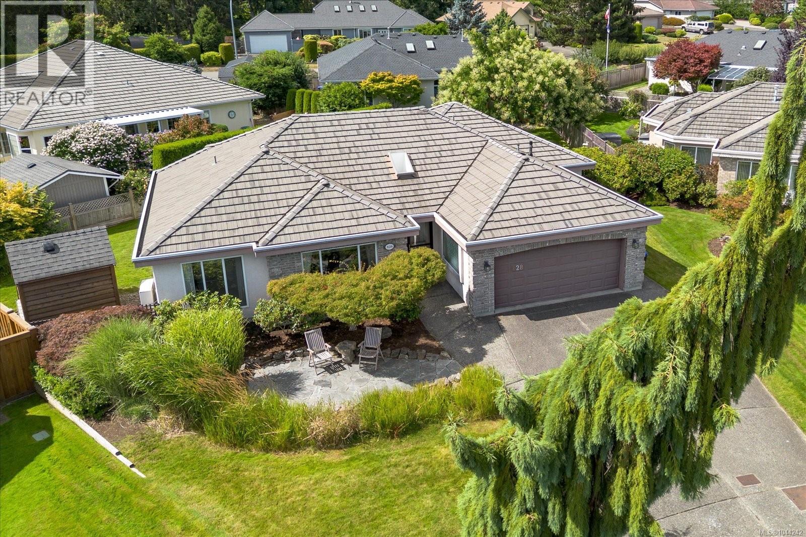 828 Devon Pl, Qualicum Beach