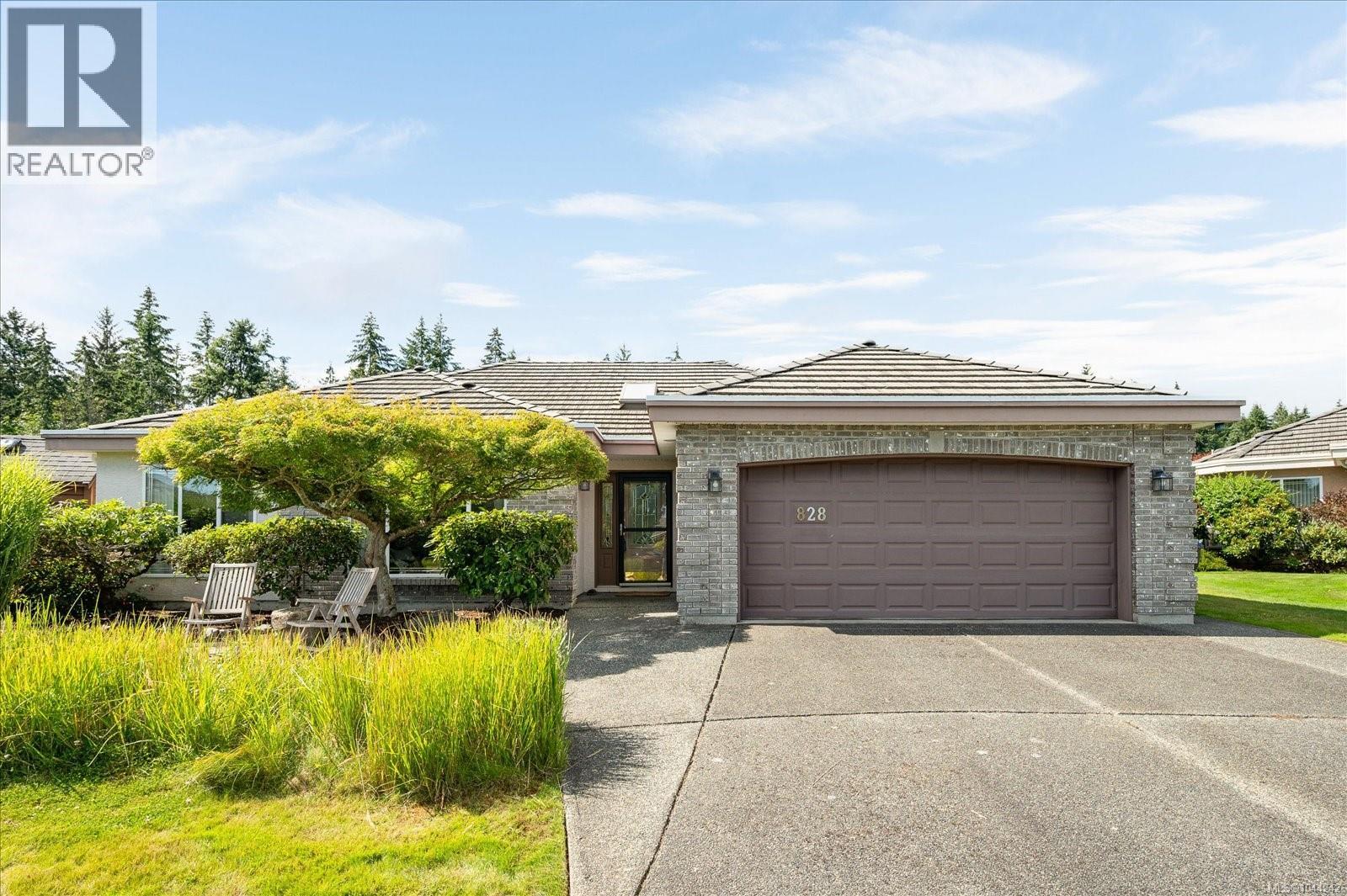 828 Devon Pl, Qualicum Beach