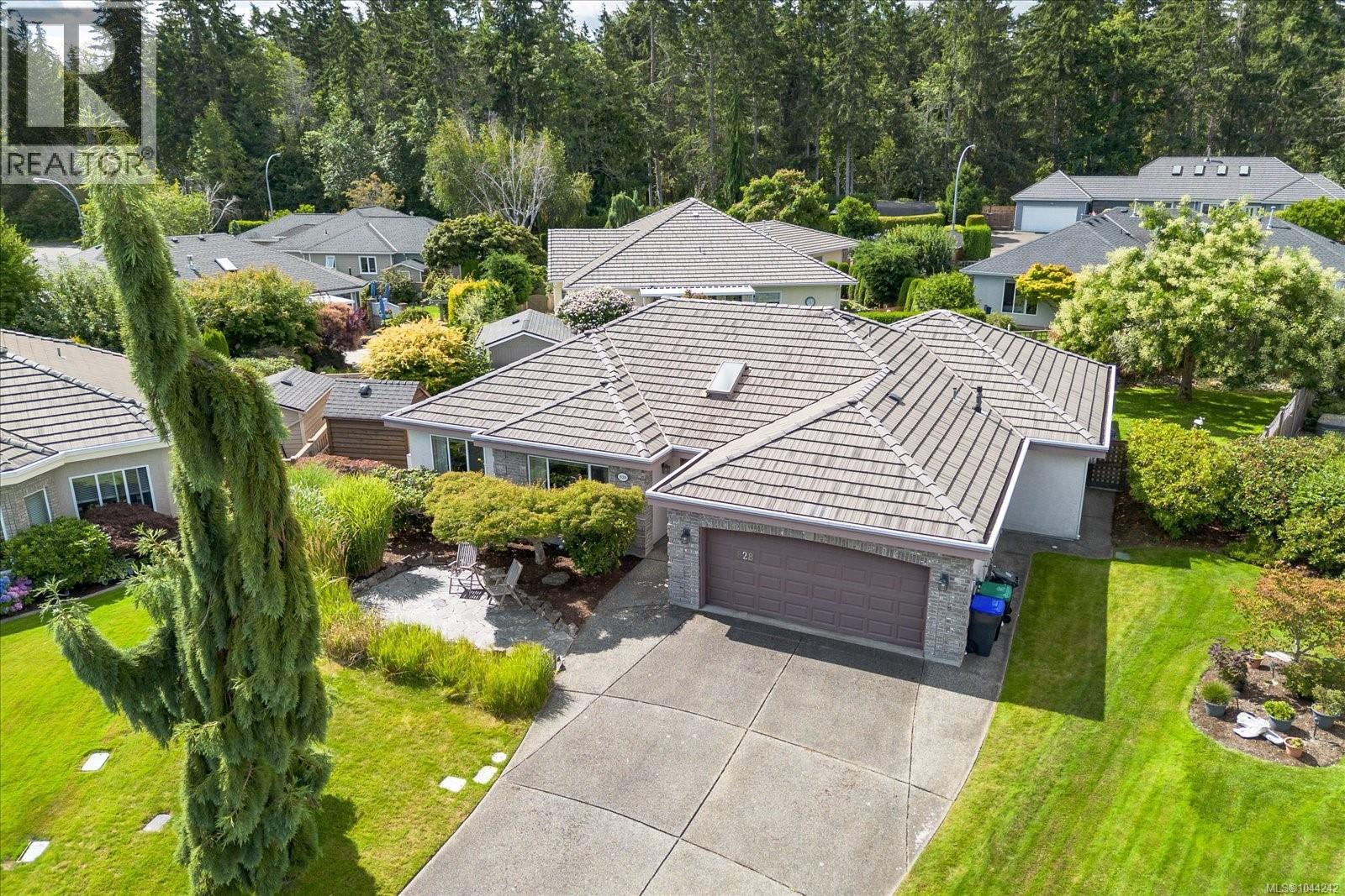 828 Devon Pl, Qualicum Beach