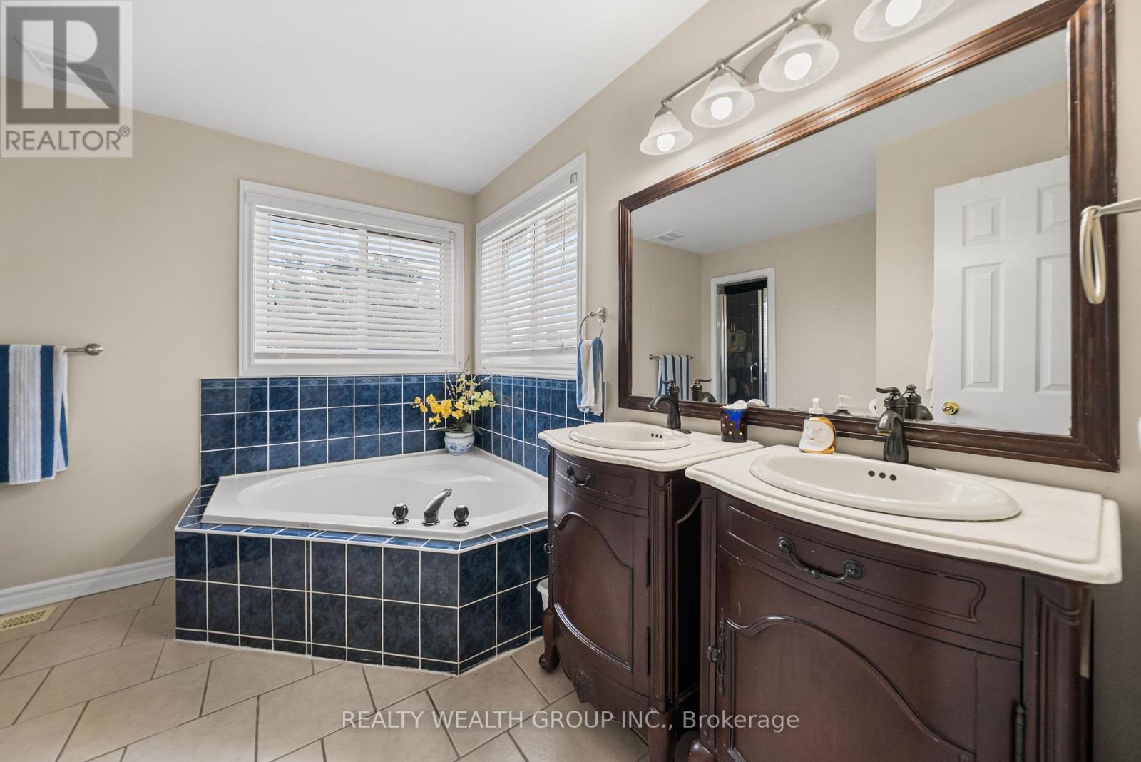 32 REYNOLDS LANE - 22