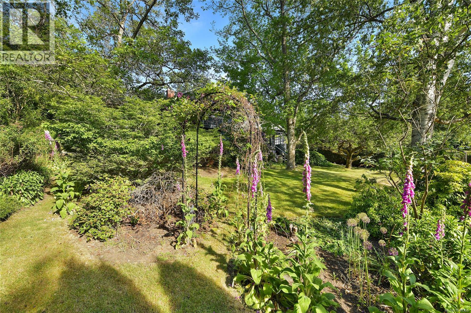  4296 CEDAR HILL Road, Saanich