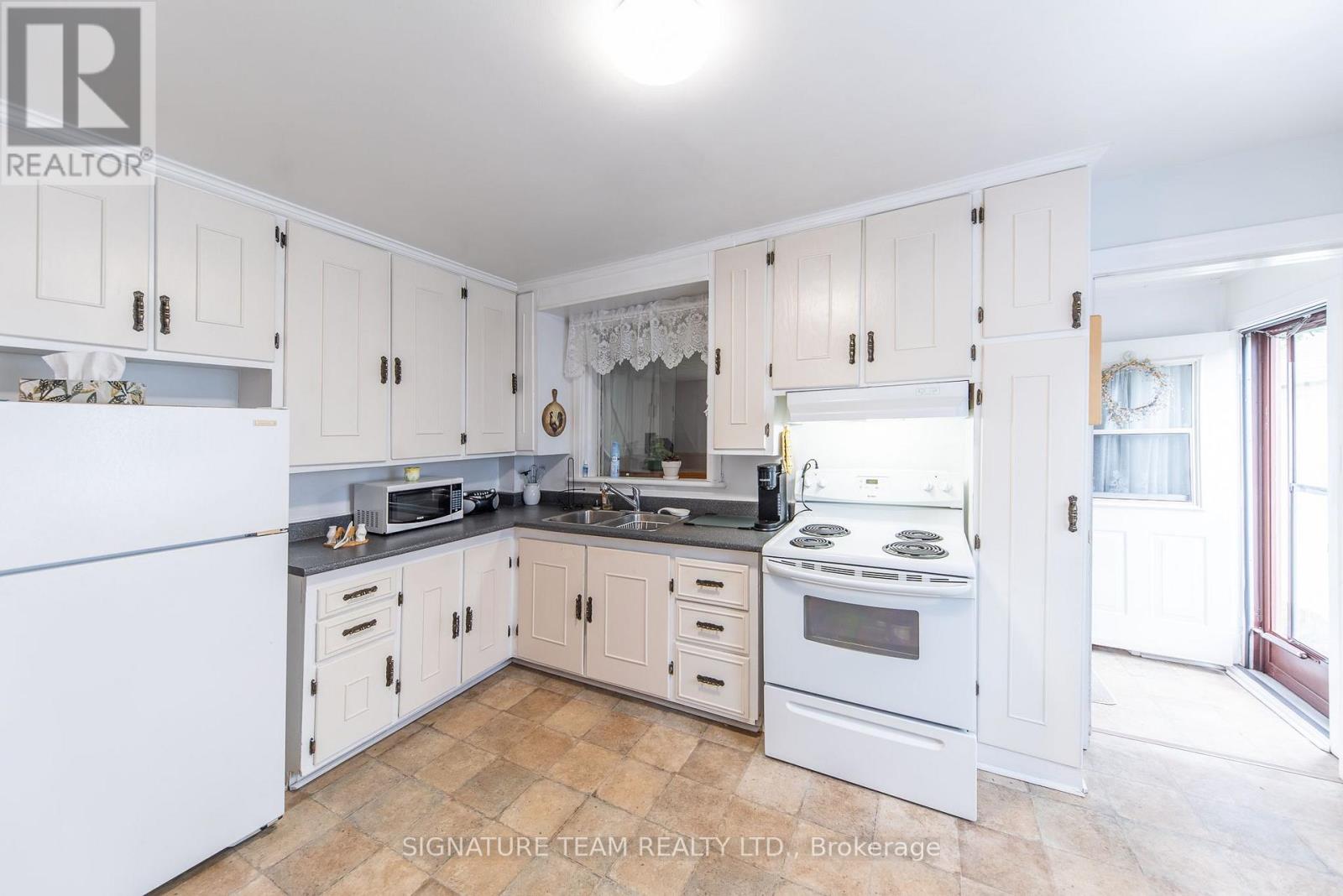 259 PETER STREET - 13