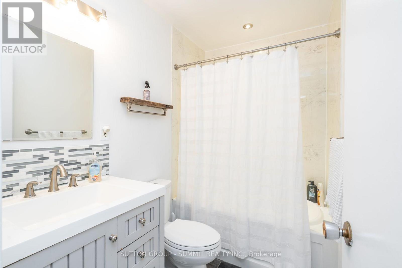 306 OAKWOOD COURT - 23