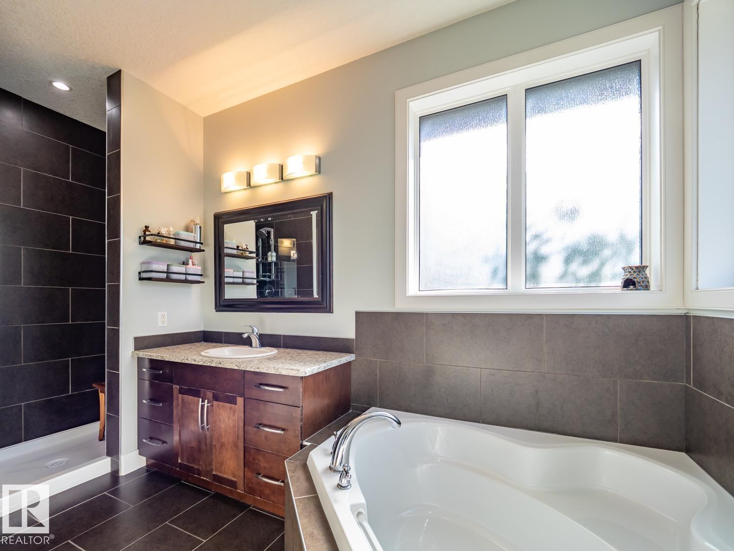 10957 75 AV NW - 26