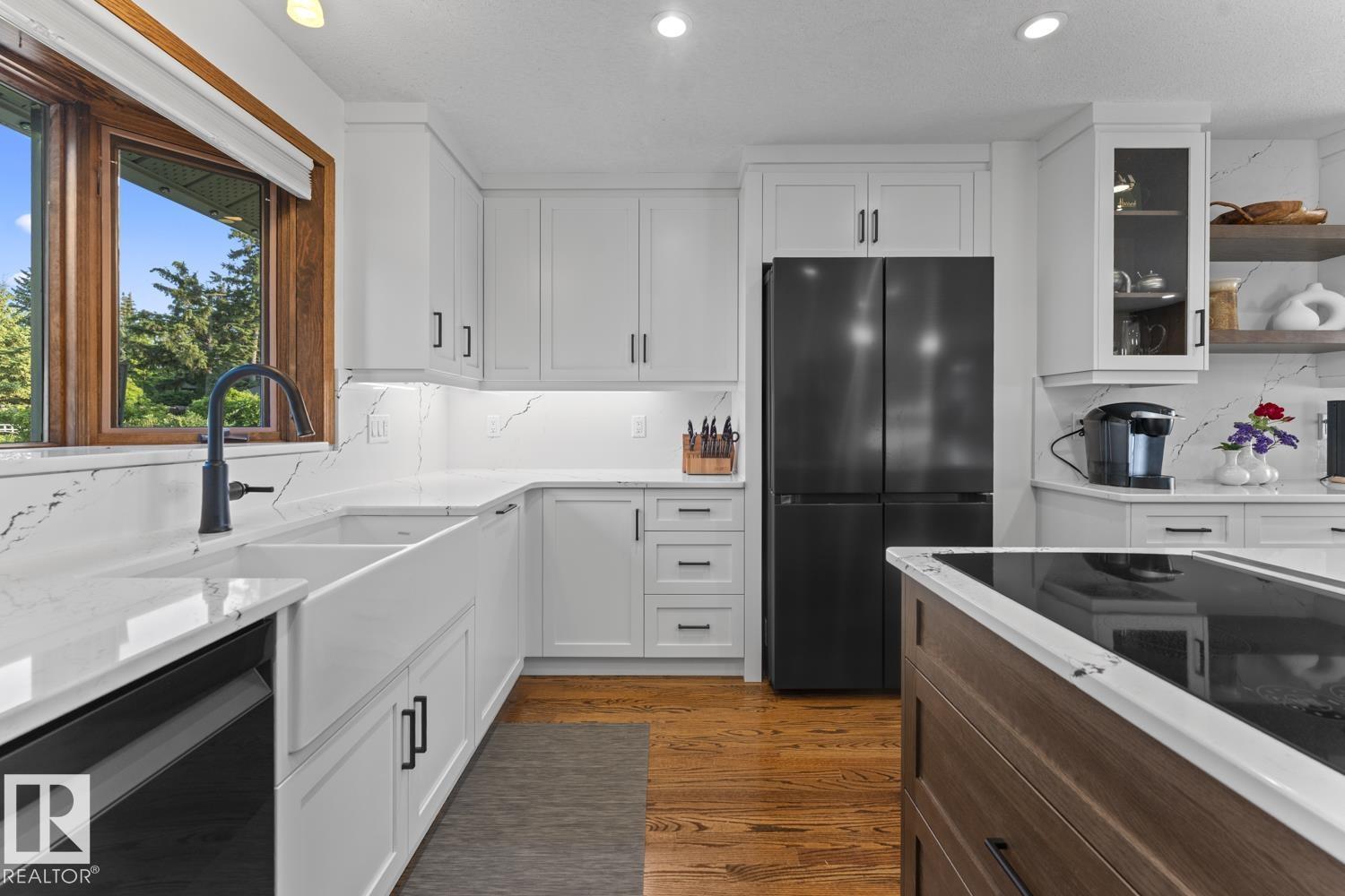 203 PINE AV - Image 12