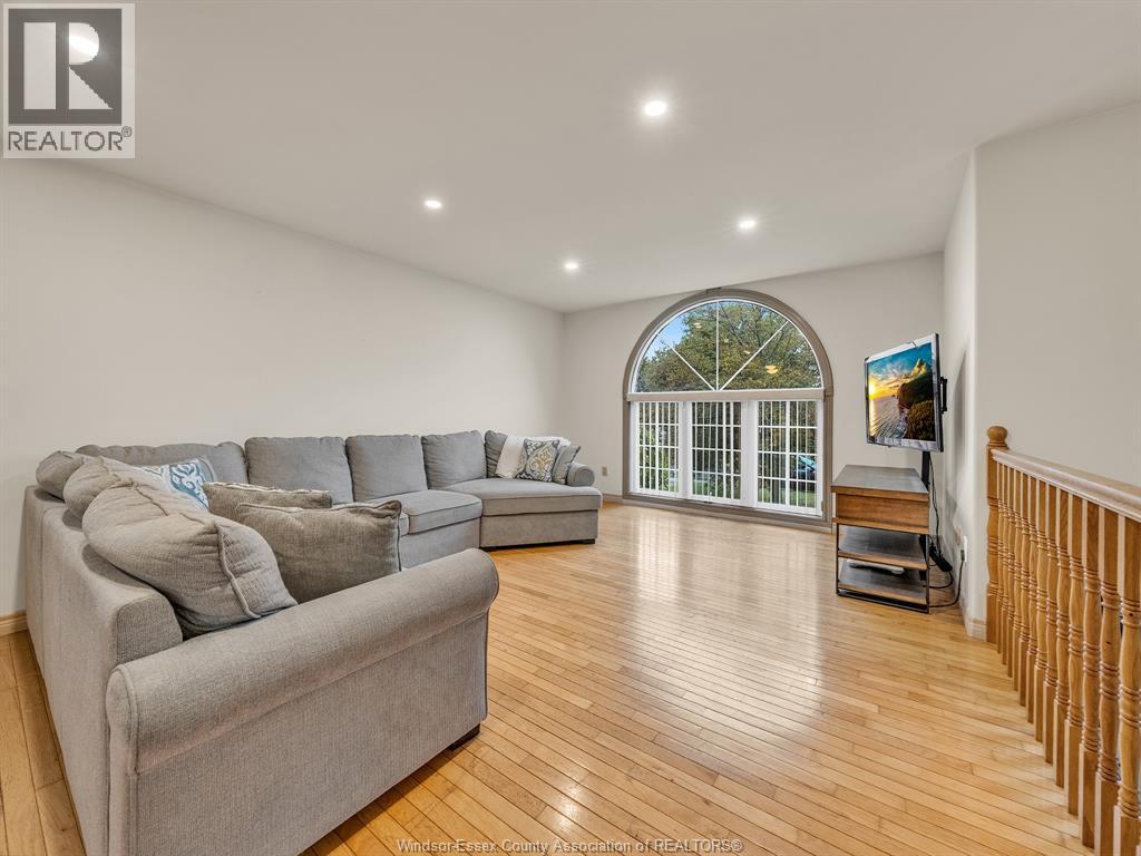 9 Lyle STREET - Image 4