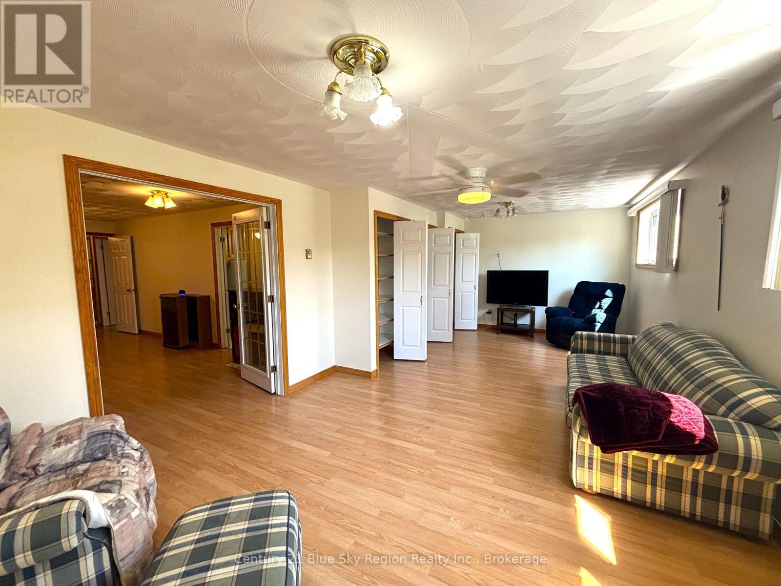 877 O'BRIEN STREET - Image 24