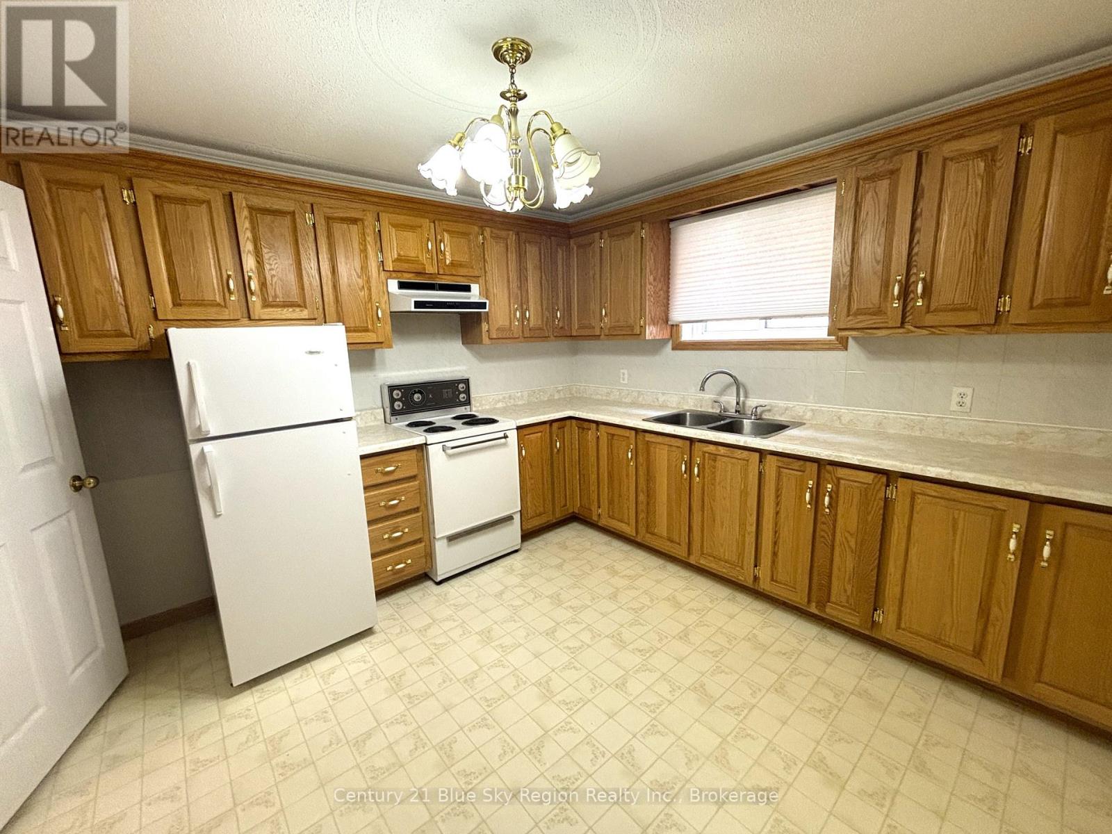 877 O'BRIEN STREET - Image 28