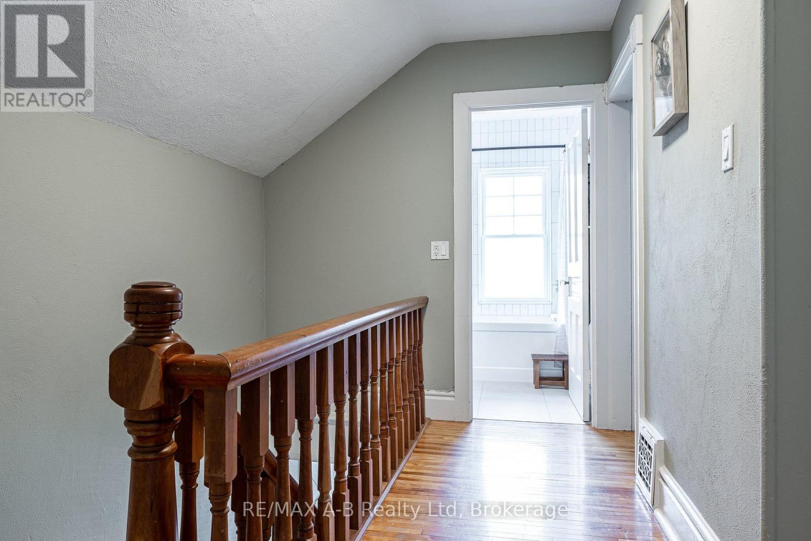 104 ONTARIO STREET S - Image 29
