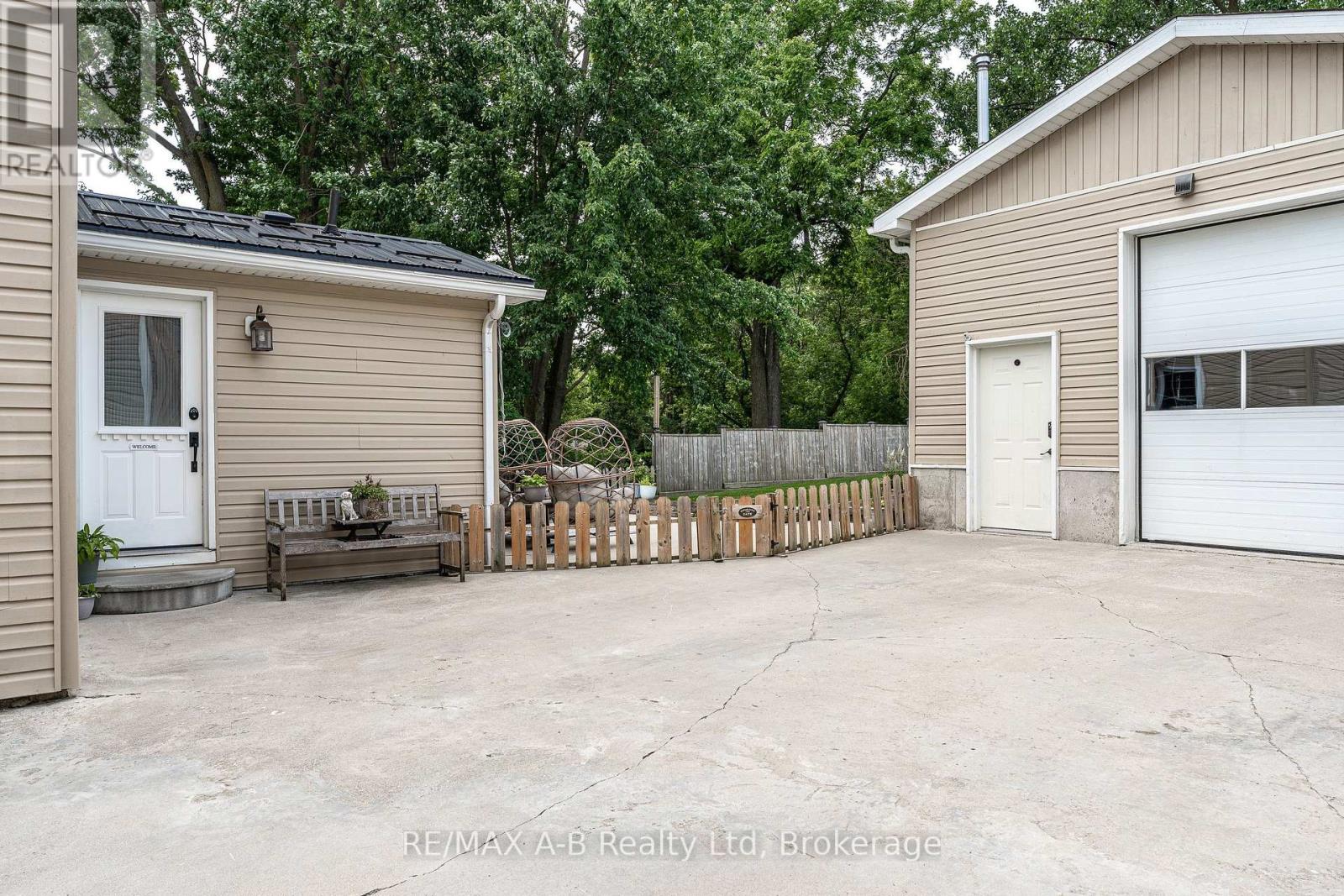 104 ONTARIO STREET S - Image 39