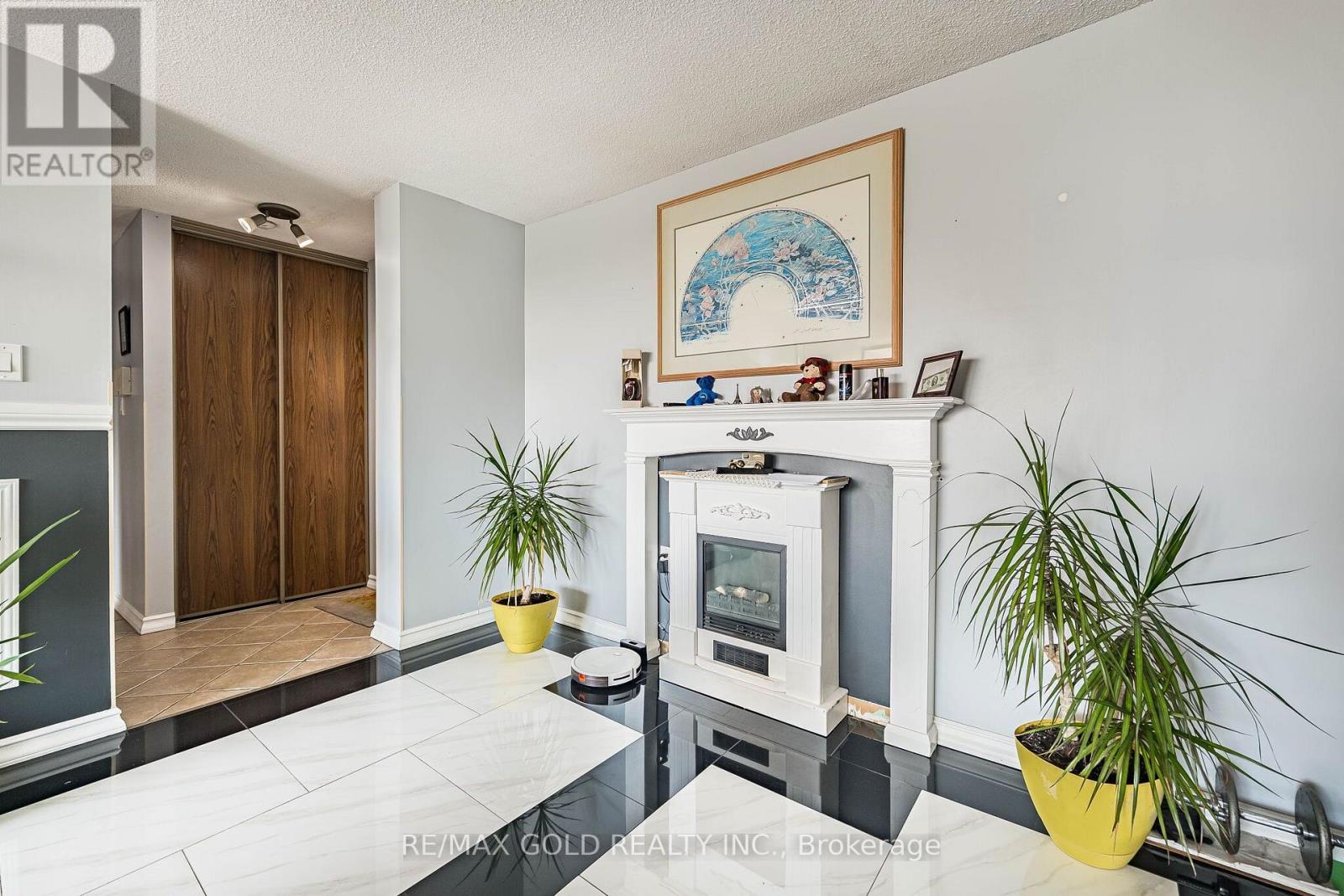 #407 21 KNIGHTSBRIDGE ROAD - 17