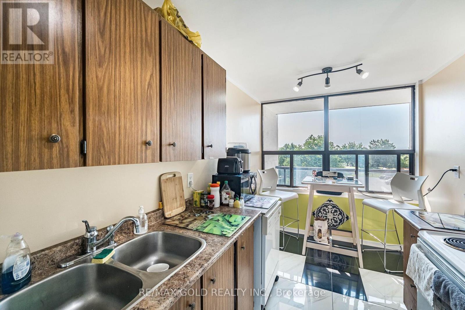 #407 21 KNIGHTSBRIDGE ROAD - 29