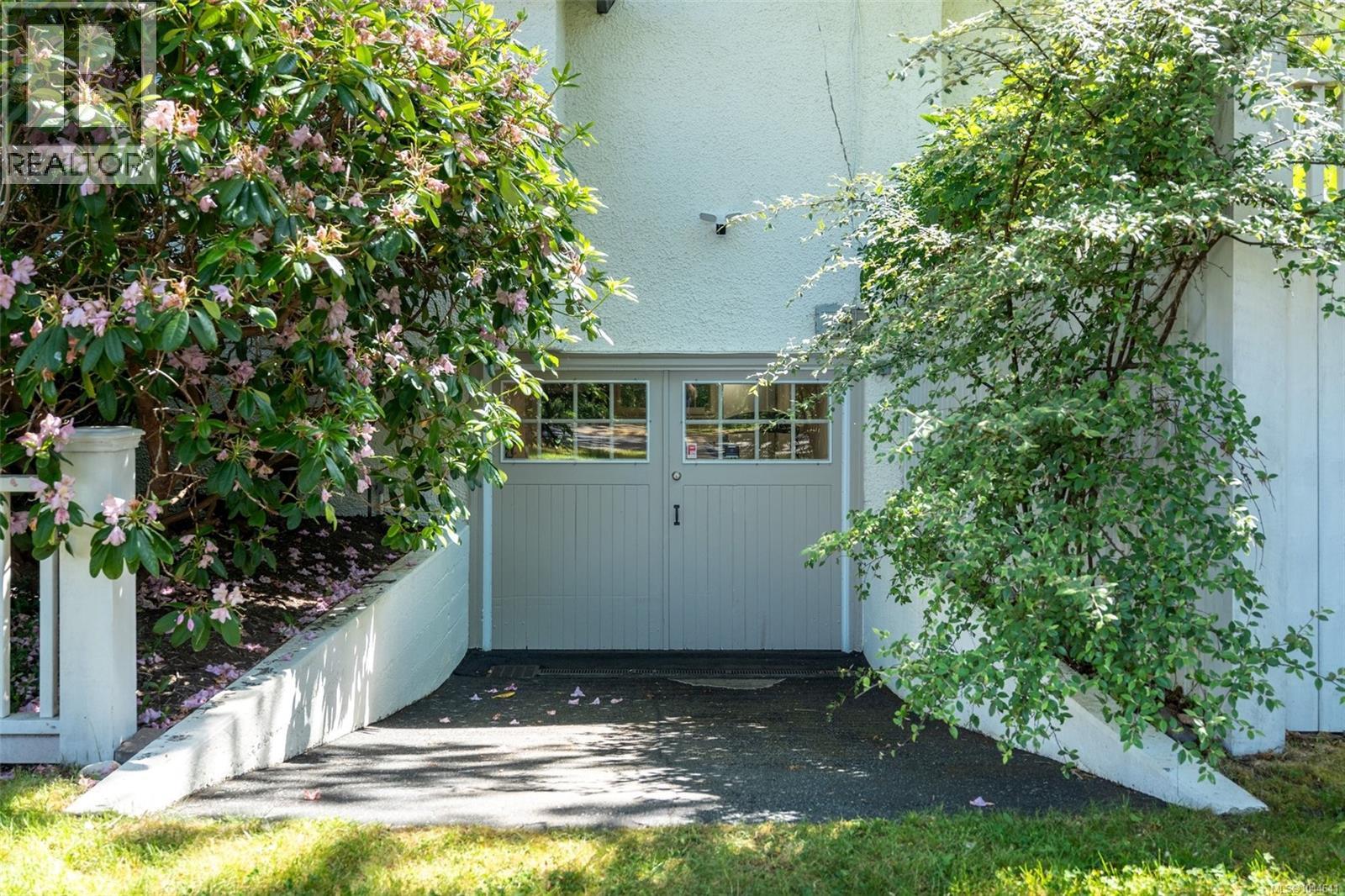 688 Falkland Rd - 34