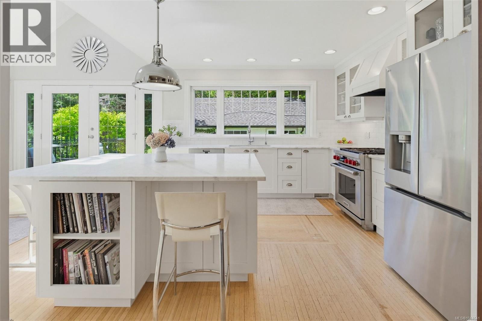 688 Falkland Rd - 4