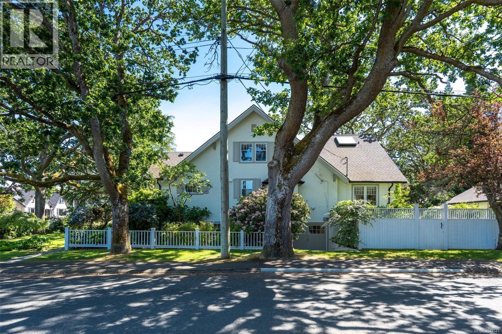 688 Falkland Rd - 44